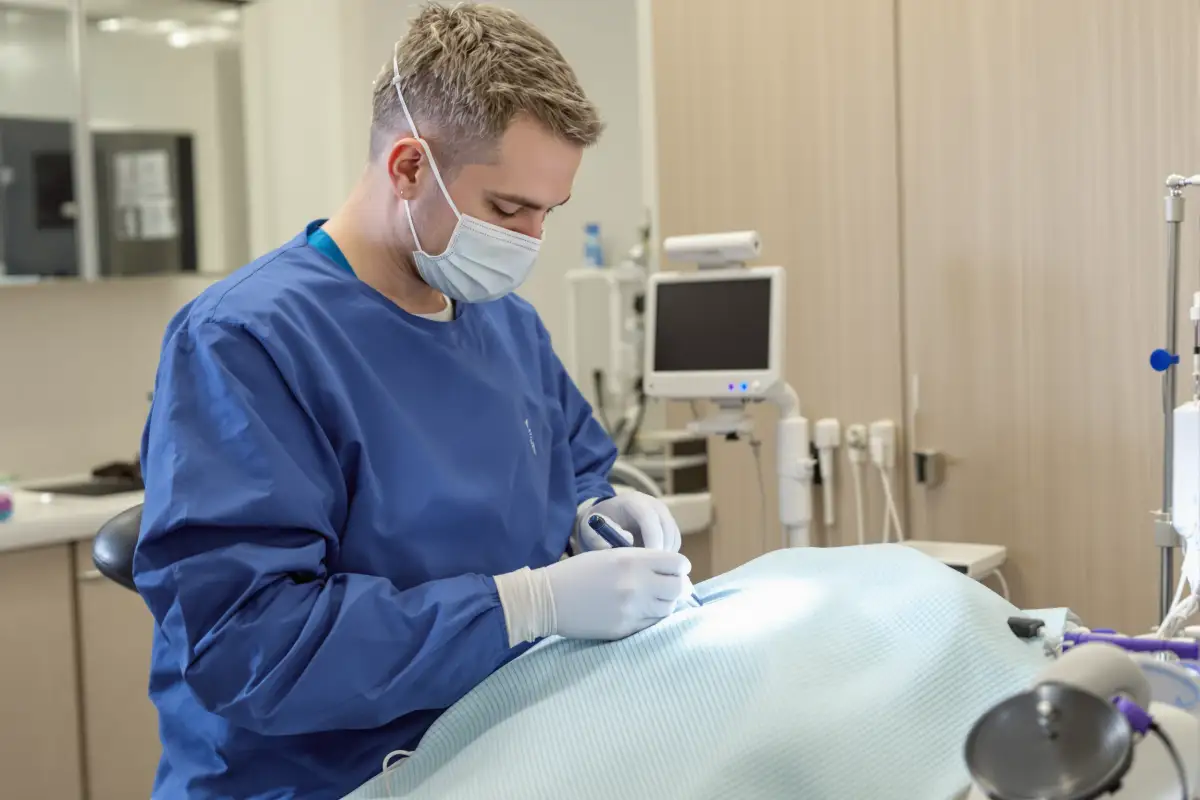 Chirurgo al lavoro in sala sterile durante un intervento di trapianto di capelli