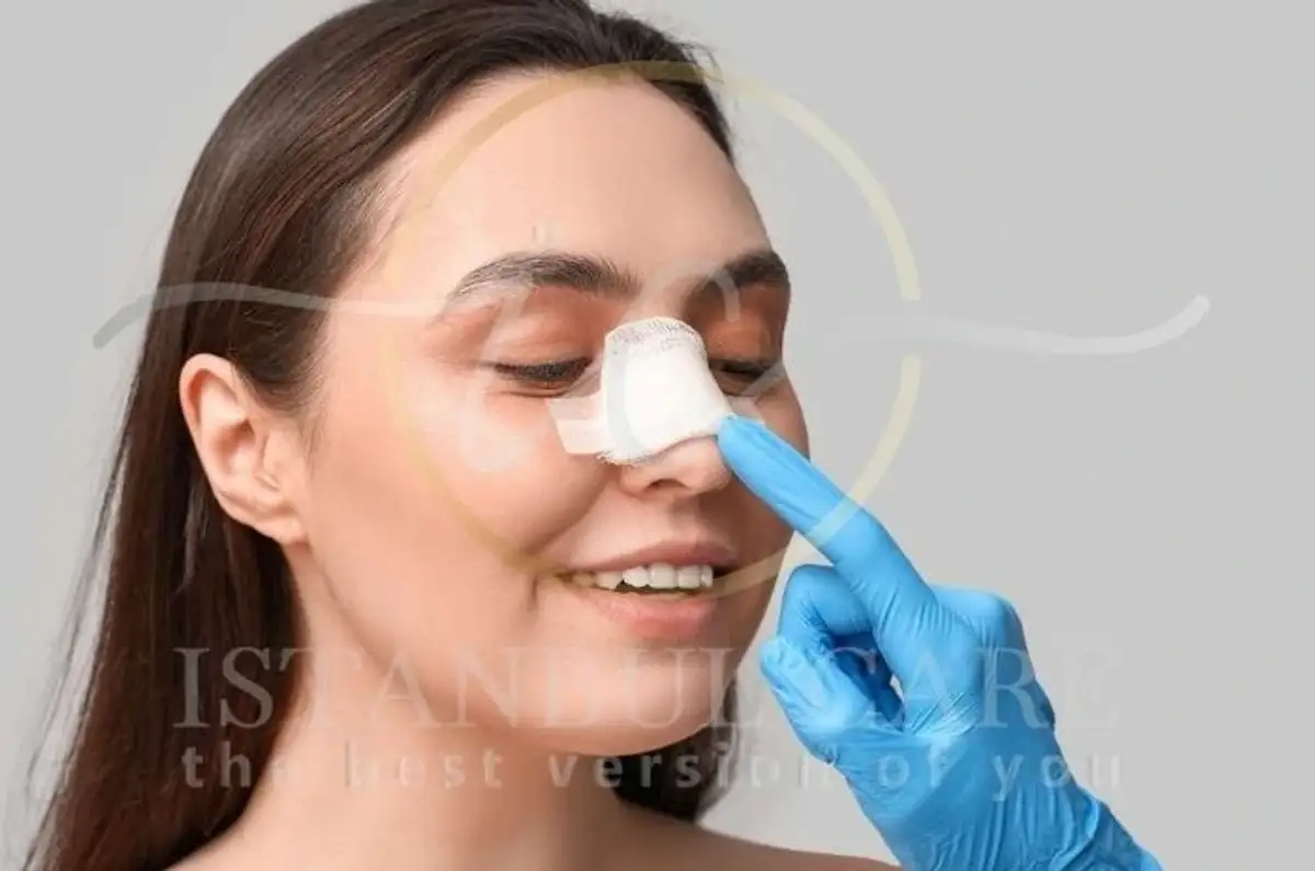 Sfaturi de recuperare după rinoplastie: pacient odihnindu-se cu pachete de gheață pe nas, îngrijire postoperatorie