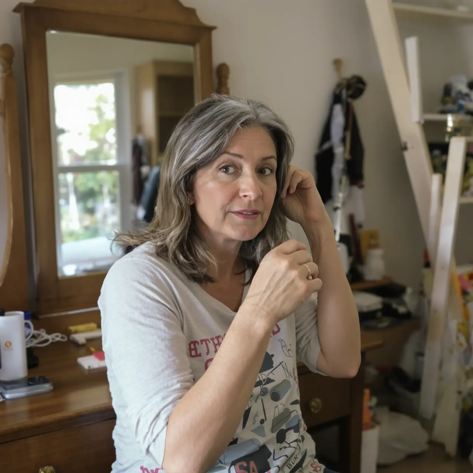 Primo piano di donna sulla cinquantina che si tocca la fronte, capelli diradati.