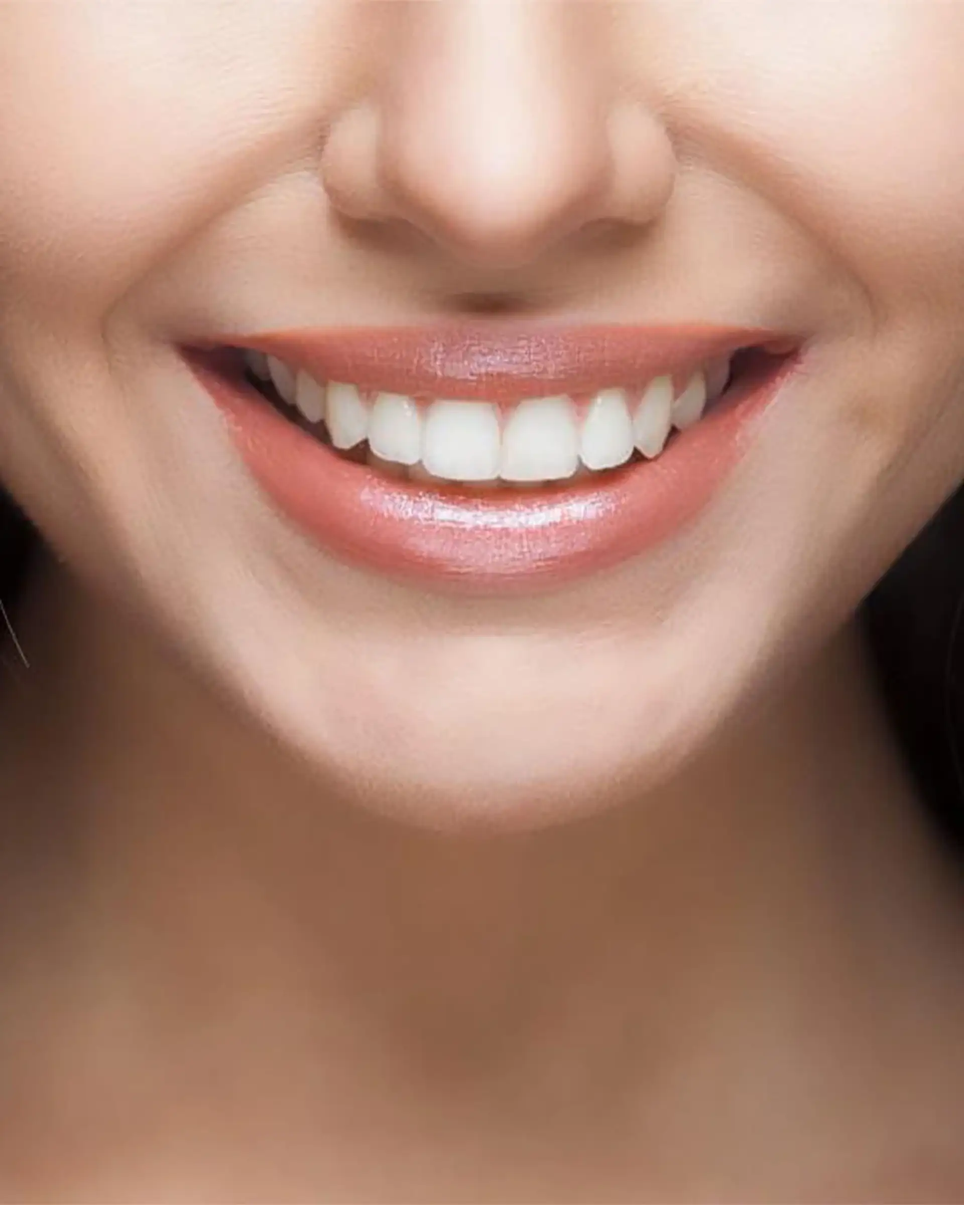Donna che sorride con denti bianchi brillanti e un aspetto curato.