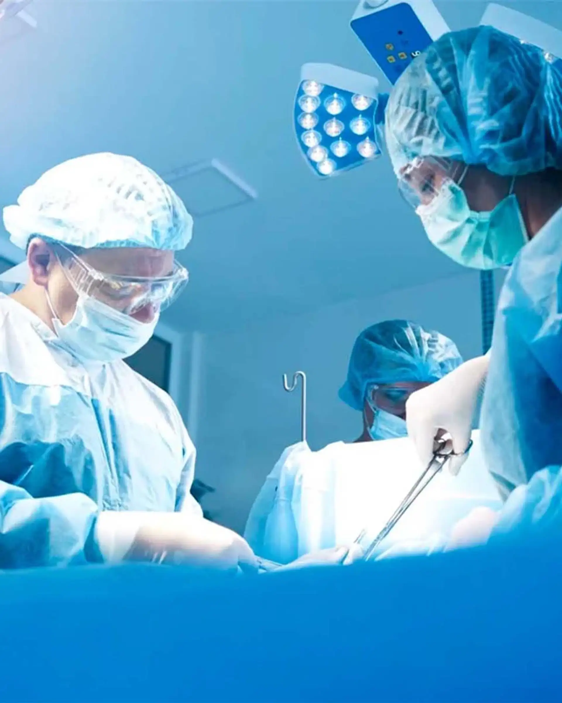 Kirurgët po përgatiten për një operacion të bypass-it gastrik.