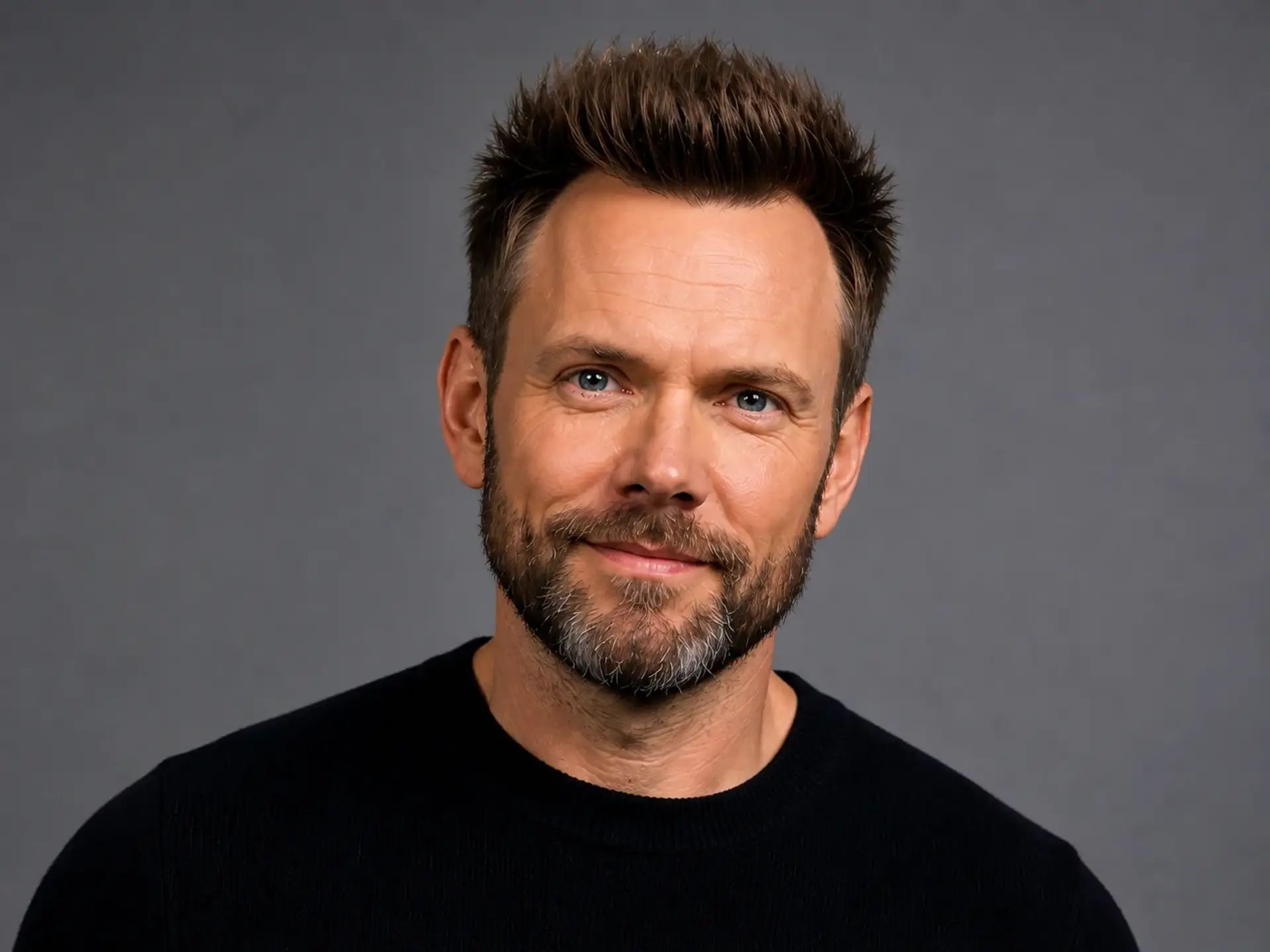 Linia włosów Joel McHale – analiza przeszczepu włosów celebrytów
