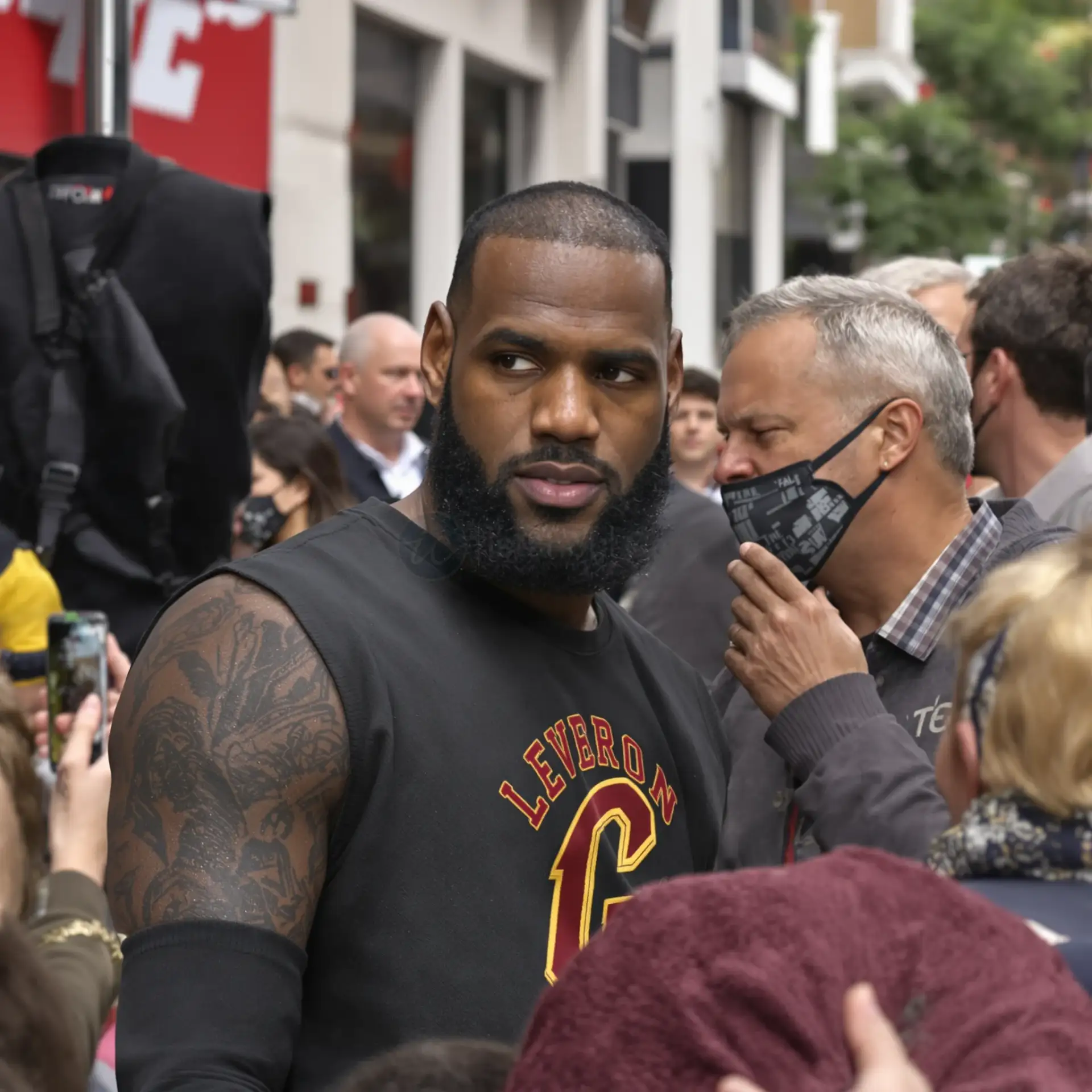 L'attaccatura di LeBron James: analisi della perdita di capelli di una celebrità.