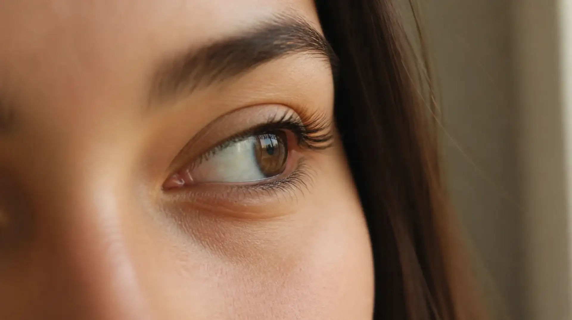 Nahaufnahme eines Frauenauges mit langen natürlichen Wimpern
