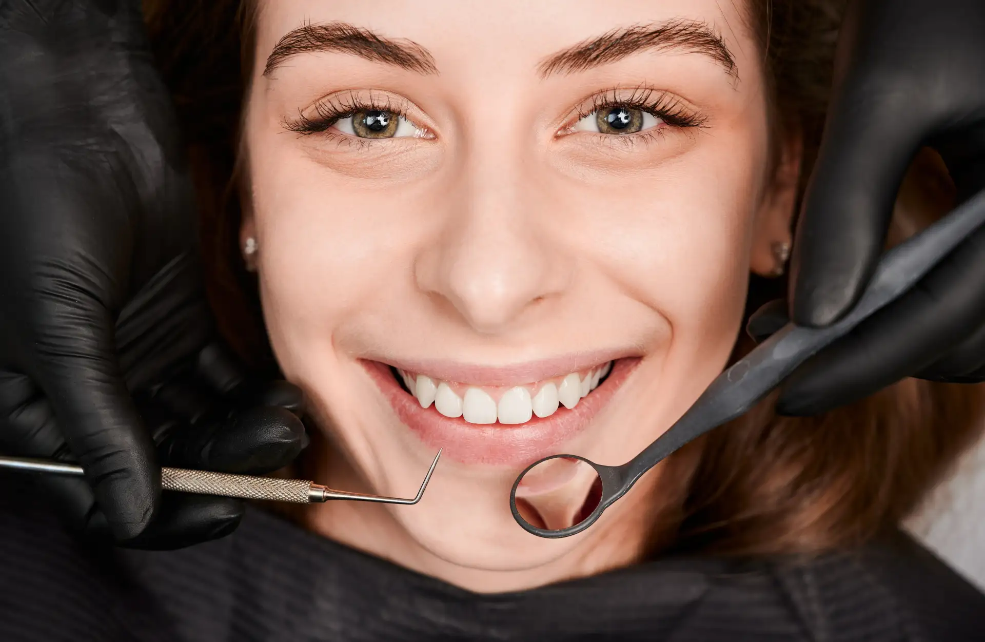 mujer-joven-alegre-con-implante-dental