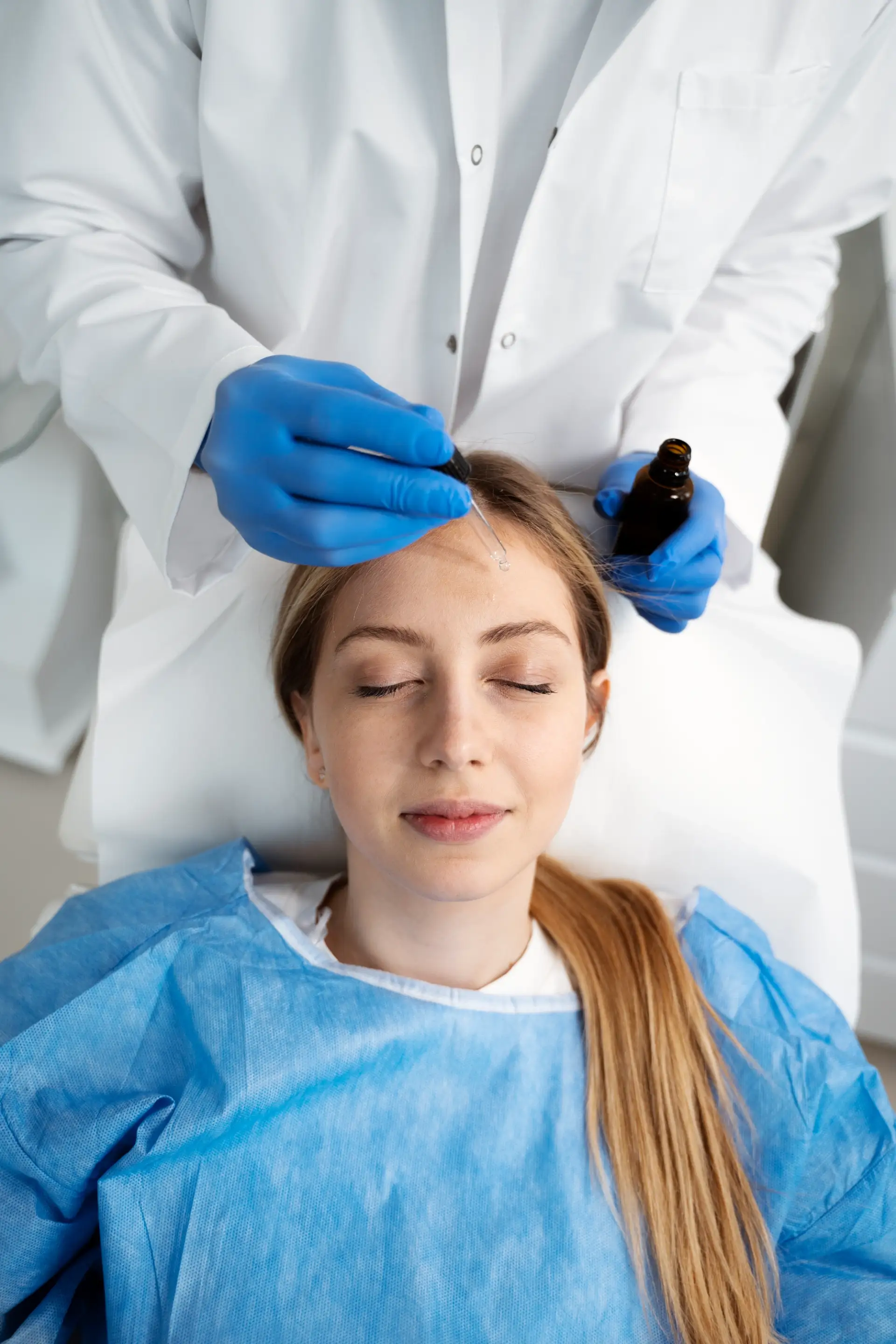 procedimiento-microneedling-sometido-paciente