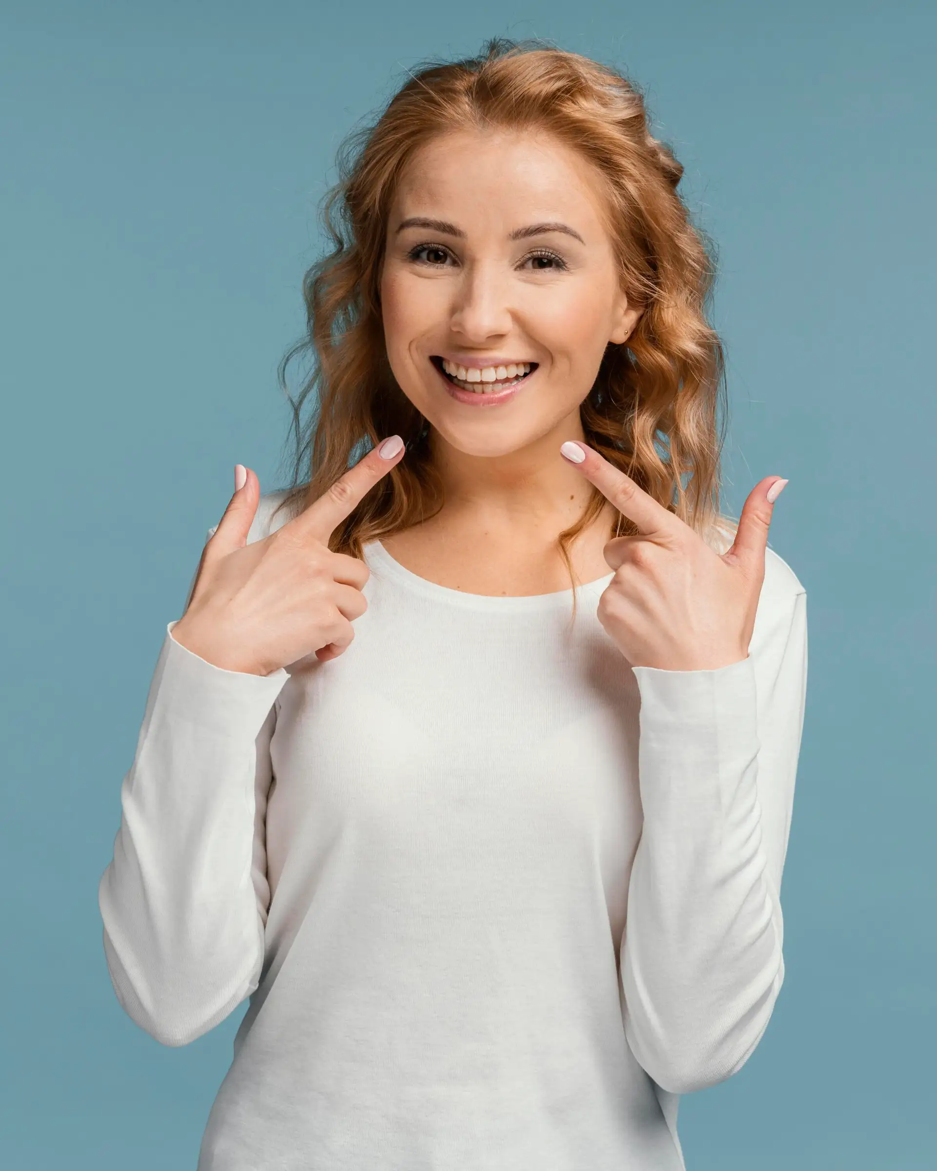 mujer-riendo-apuntando-su-boca-implante-dental
