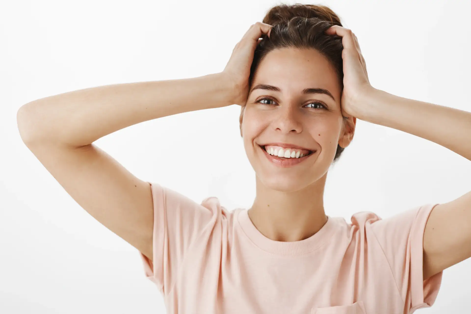 hombre-con-piel-limpia-pura-tocando-la-cabeza-sin-preocupaciones-suavemente-sonriendo-ampliamente-como-sentirse-fresco-energizado-después-de-beber-jugo-por-la-mañana