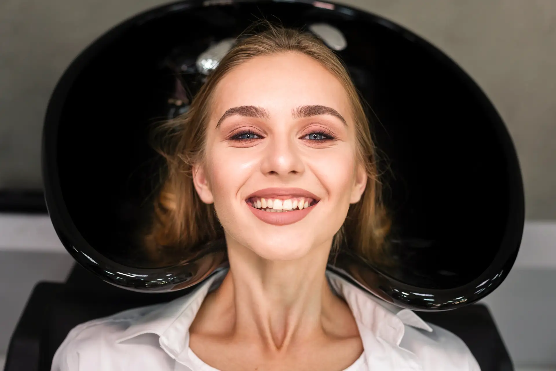 blonde-woman-getting-hair-washed